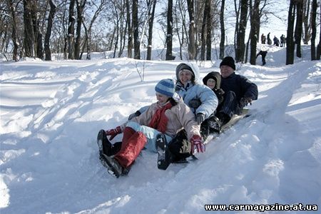 В Днепропетровске мальчик съехал на санках прямо под колеса груpовика